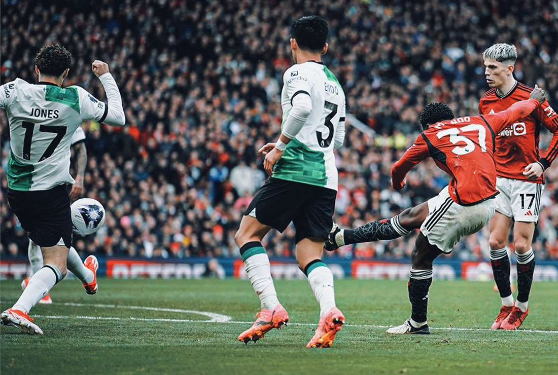 Megašláger Man Utd – LFC sa skončil 2:2. Hostia po obrovskej chybe Quansaha zachraňovali aspoň bod, post lídra patrí Arsenalu