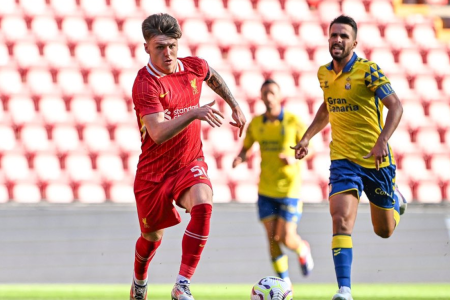 V červenom Ben Doak. (foto: twitter.com)