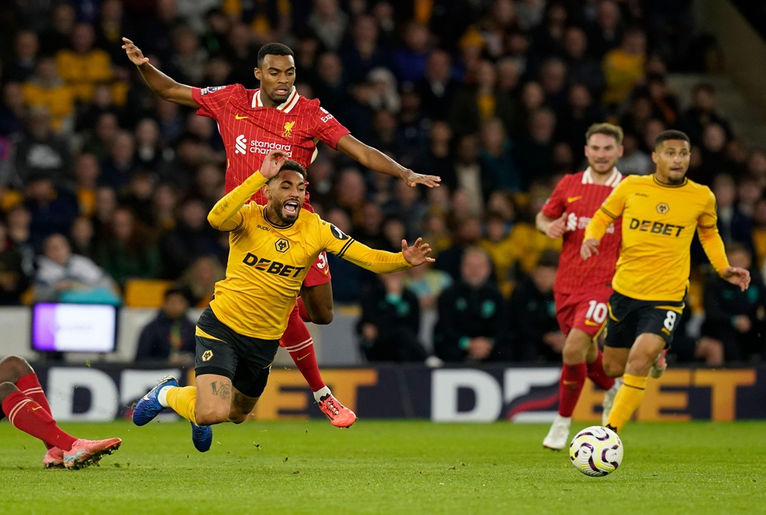 Proti Wolves se o výhru 2:1 góly přičinili Salah s Konatém