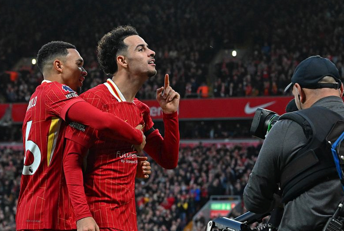 C. Jones oslávil narodenie dcéry víťazným gólom, LFC porazil Chelsea a je na čele Premier League