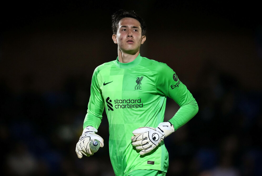Mladý liverpoolsky gólman obdivuje krajana Alissona. Potrebuje však urobiť krok(y) vpred