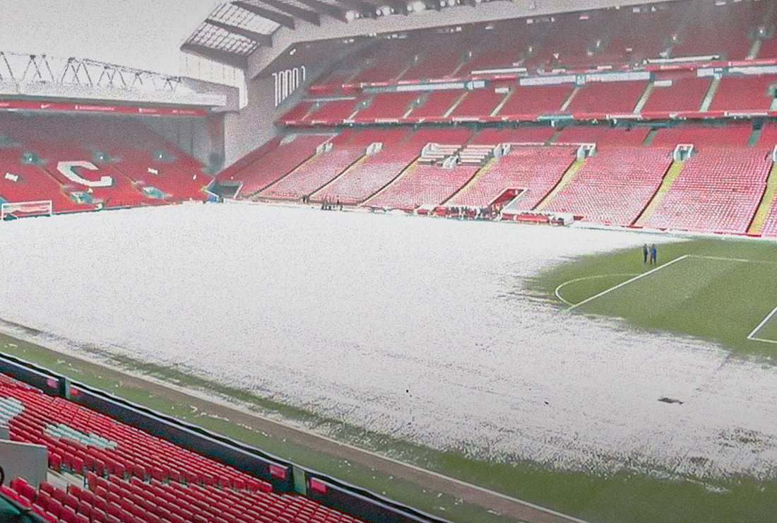 Derby LFC vs Man Utd sa odohrá podľa plánu. Počasie ustúpilo, kompetentní rozhodli