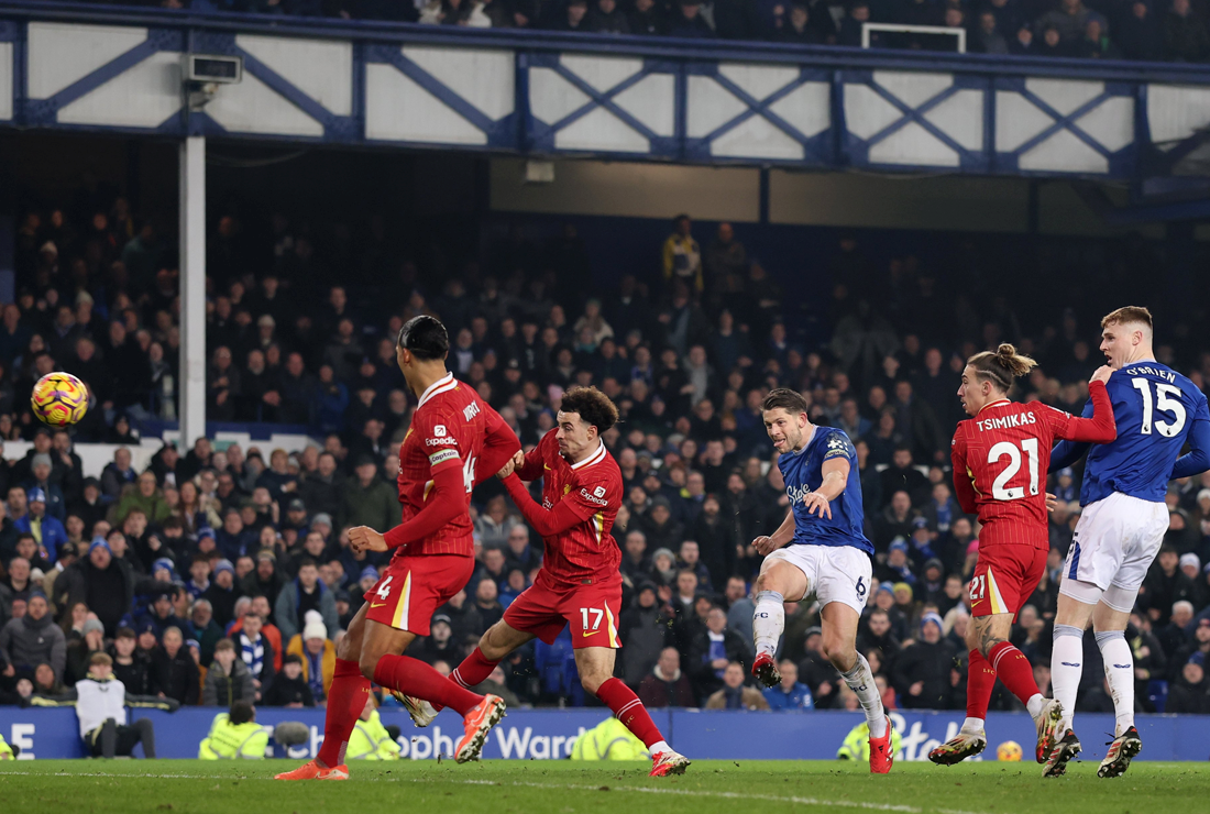 4 červené karty, vyrovnanie v 8. minúte nastavenia. Merseyside derby sa s Goodison Parkom rozlúčilo remízou 2:2